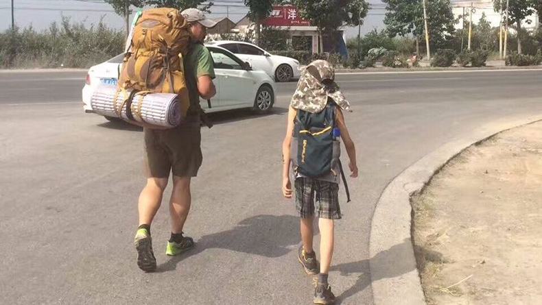 8 Yaşındaki Oğlunu Alıp Sadece 15 Dolar ve Sırt Çantalarıyla Yola Çıktı