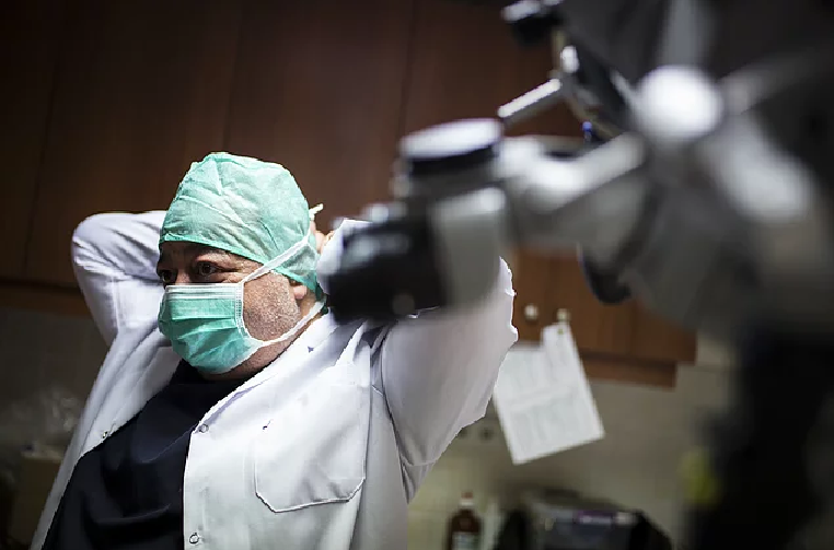 Türk Doktorlar Dünyada Bir İlki Gerçekleştirdi: Robotik Kafa Tabanı Tümörü Ameliyatı Tıp Literatürüne Geçti