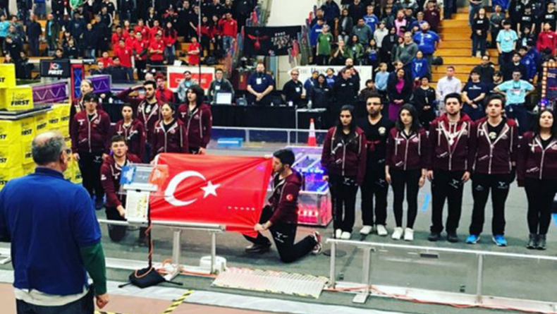 Liseli Türk Takımı Robotik Turnuvasından 3 Ödülle Döndü!