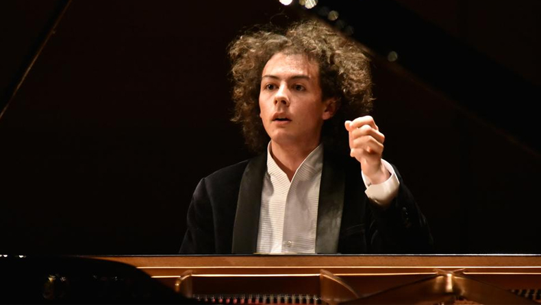 Genç Piyanist Can Çakmur, Uluslararası Piyano Yarışmasında Birinci Oldu