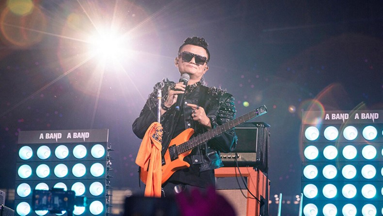 Alibaba ve Aliexpress'in Kurucusu Jack Ma, Rock Yıldızı Gibi Veda Etti!