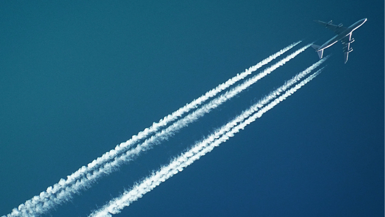 Gökyüzündeki Beyazlık: Uçakların Arkasındaki İzler Nasıl Oluşur ?