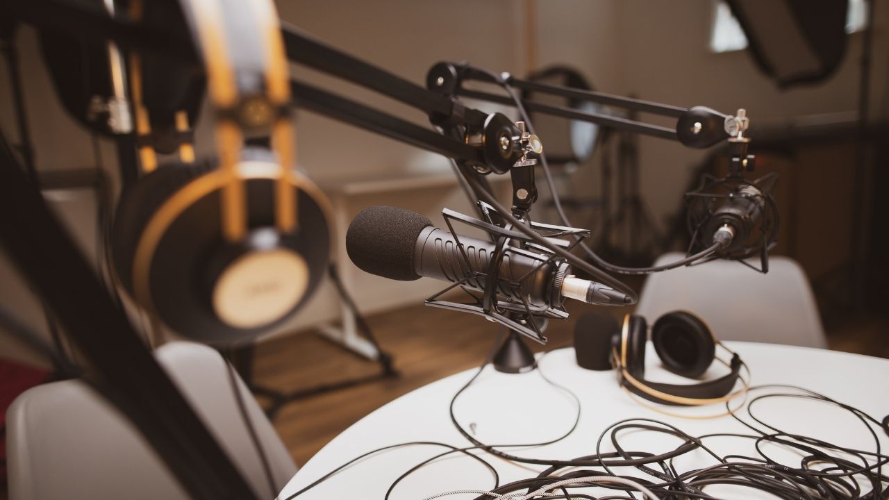 Dinlerken Keyif Alabileceğiniz 5 Podcast Tavsiyesi
