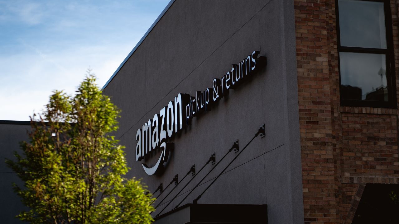 Amazon, 10 Binden Fazla Facebook Grup Yöneticisine Dava Açtı!