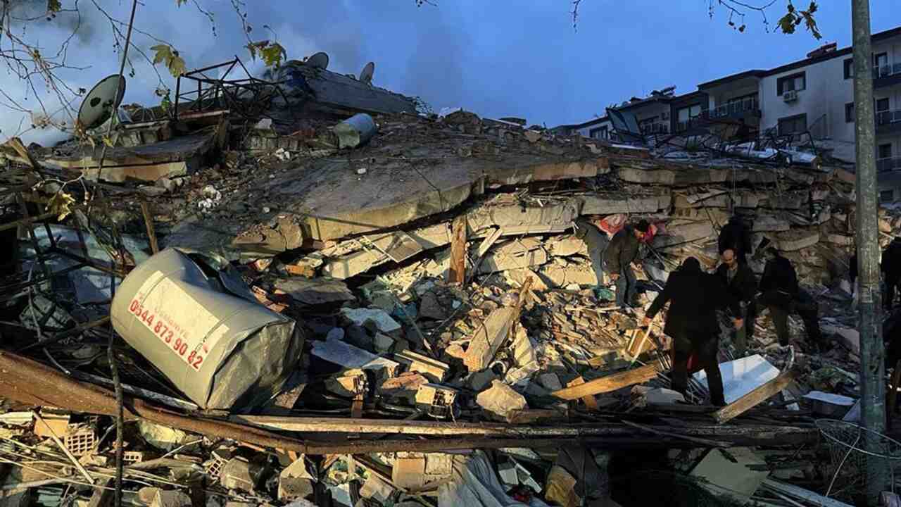 Depremin 260'ıncı Saatinde 10 Yaşındaki Erkek Çocuğu Enkazdan Kurtarıldı!