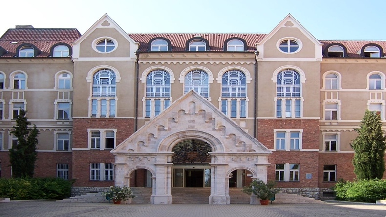 University-of-Péch