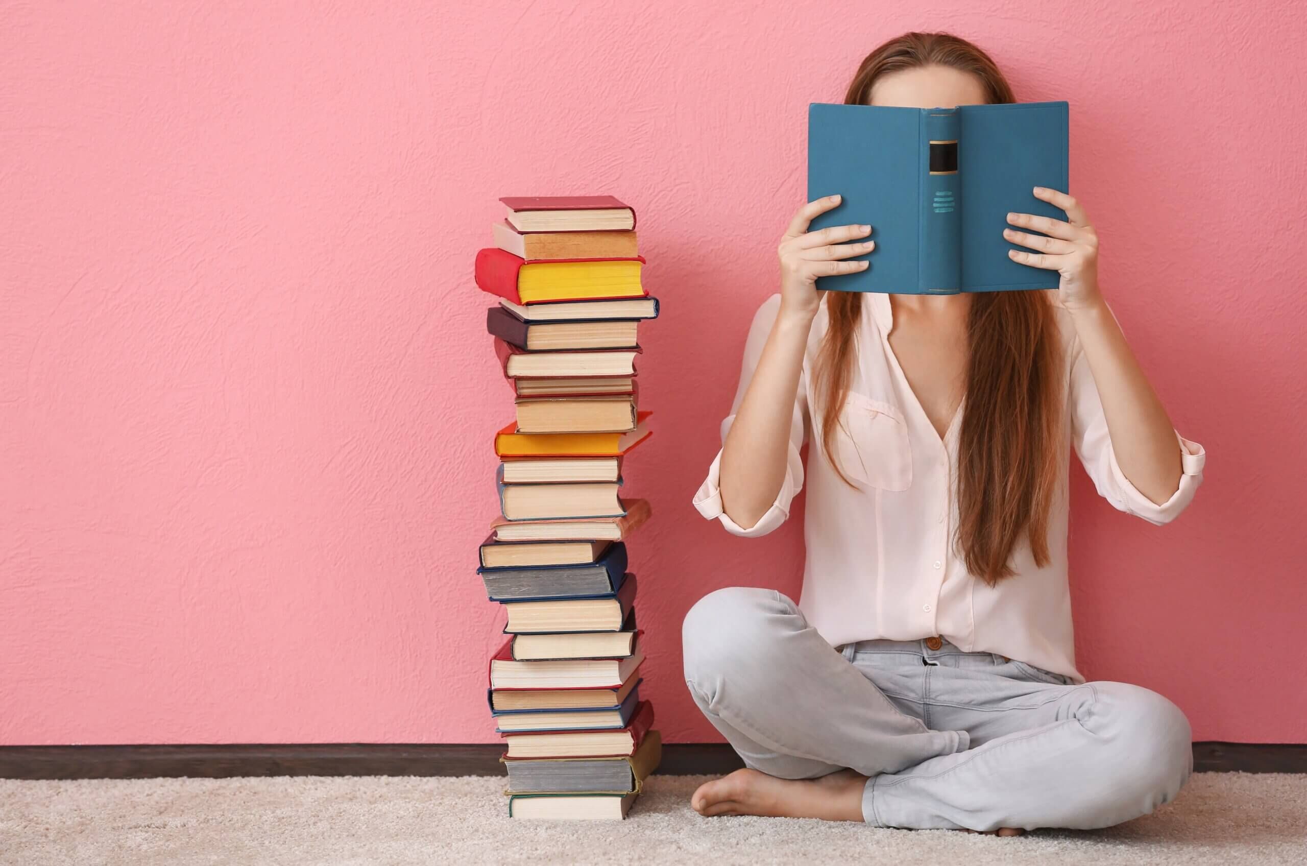 Книги человек человеку кот. Девушка с книгой. Девушка с книжкой. Интересные книги. Чтение книг.