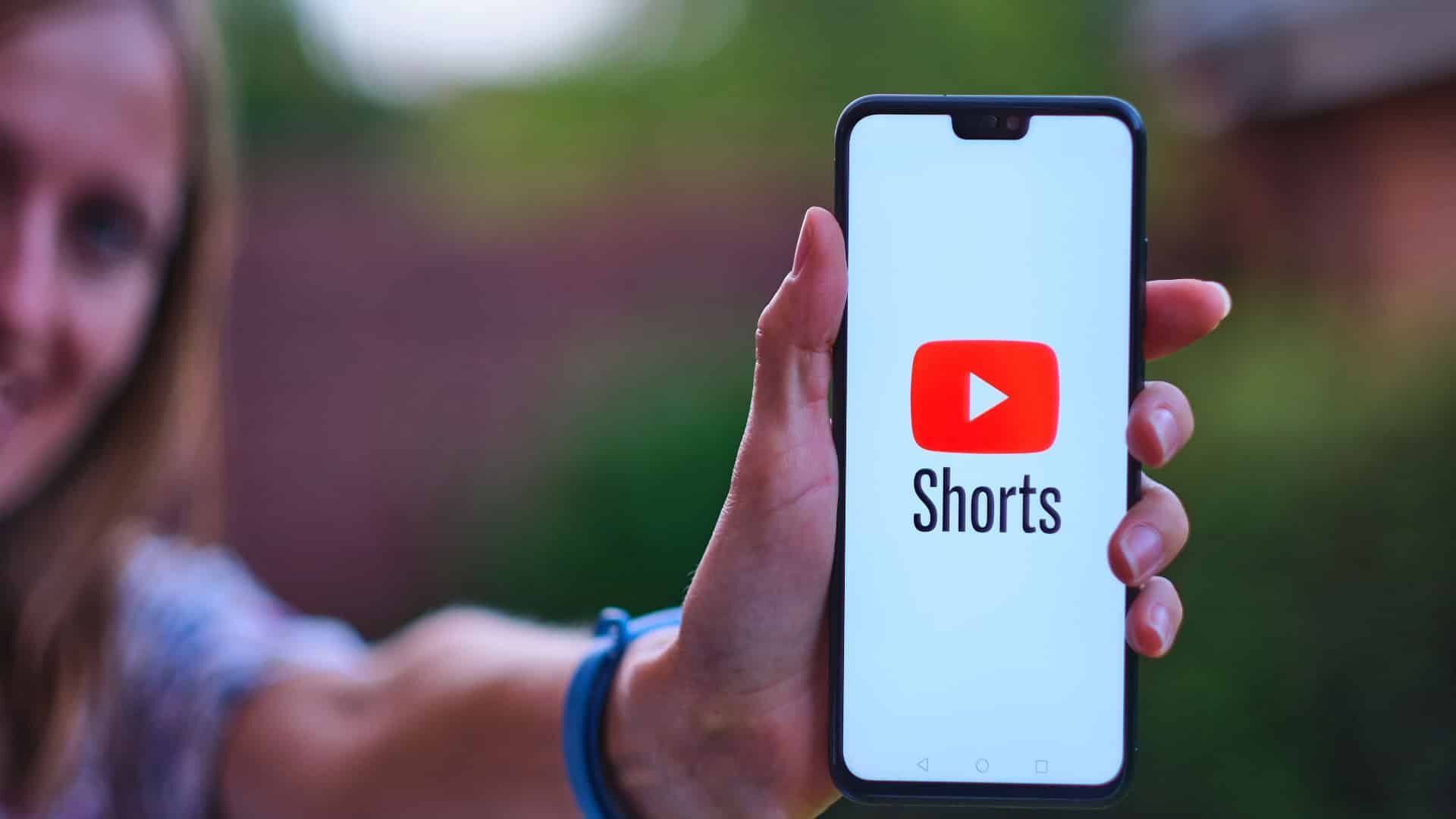 Запустить ютуб на телефоне. Слово shorts youtube. Youtube shorts Phone. Chatgpt.